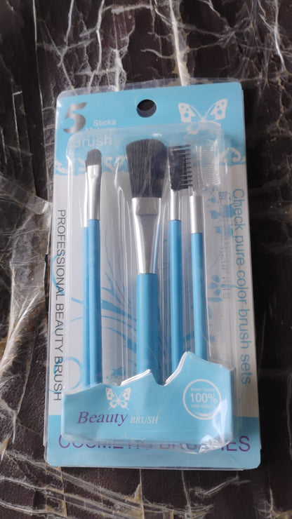 Ergonomic handles of the makeup brushes kit designed for comfortable grip during application.