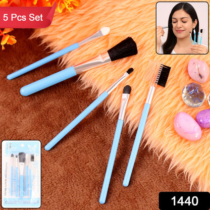 Close-up of foundation and concealer brushes from the 5-piece makeup brushes kit.